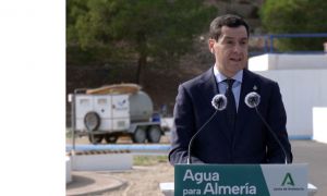 Juanma Moreno tilda de "insoportable" la impunidad de las narcolanchas en el litoral de Almería