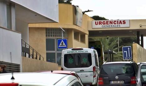 Grave accidente de tráfico con dos motoristas hospitalizados tras chocar contra un coche