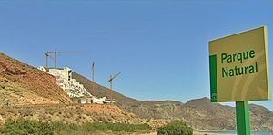 La Junta de Andalucía urge a Carboneras a anular ya la licencia de El Algarrobico para iniciar el derribo