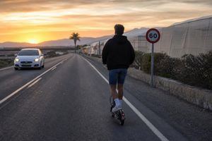 Almería frena los patinetes en carretera con casi 200 sanciones