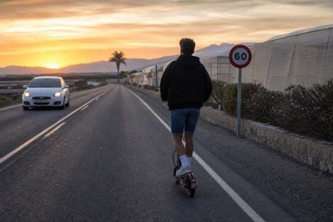 Almería frena los patinetes en carretera con casi 200 sanciones