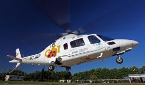 Un helicóptero evacúa a un agricultor atrapado por su tractor