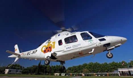 Un helicóptero evacúa a un agricultor atrapado por su tractor