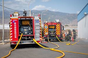 Alerta por un incendio en el cauce del río Andarax a su paso por Almería