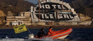 El pulso político por El Algarrobico estalla en Carboneras tras el aplazamiento de la anulación de la licencia