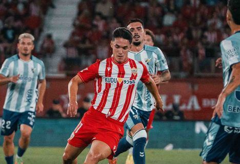 El Almería se queda a las puertas de Primera tras caer ante el Málaga en una jornada de máxima tensión
