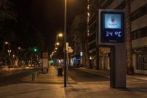 Insólita noche infernal en la bahía de Almería con mínimas que no bajan de los 30 grados