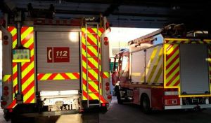 Susto en Almería por el espectacular incendio de una vivienda junto a la plaza de Santa Isabel