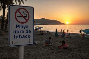 Almería planta cara al tabaco con nueve playas libres de humo este verano