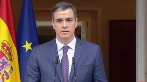 Sánchez garantiza el pleno despliegue del Estado ante la tragedia por el incendio en el levante de Almería