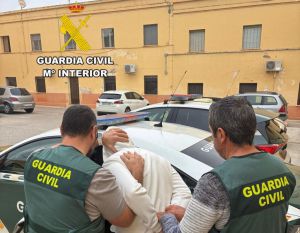 La Guardia Civil frena un apuñalamiento con un cristal en Roquetas de Mar