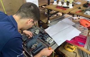 La mitad de los ocupados sin estudios de toda Andalucía está en Almería