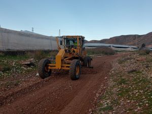 Continúan los trabajos para el mantenimiento de los caminos rurales de Roquetas de Mar
