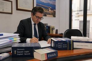 Extranjería en Almería: cuándo un documento extranjero necesita traducción certificada (y cuándo no)
