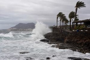 Vendaval en la costa de Almería tras una jornada abrasadora en el país