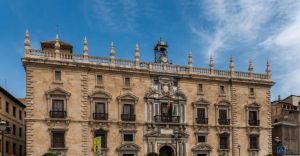 Expulsión de un preso con piso en Almería que presentó su condena por violencia de género como prueba de arraigo
