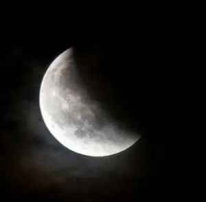 El eclipse parcial de Luna alcanzará casi su máximo esplendor sobre Almería el viernes