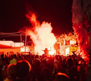 ‘La Noche de las Velas’ regresa a Rodalquilar con música, arte, acrobacias, flamenco y gastronomía
