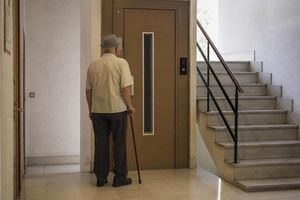 La falta de ascensores se cronifica en Almería con perjucio de los mayores