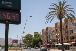 Almería esquiva el asfixiante calor que sofocará al resto del territorio