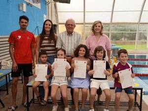 Clausuran cursos de natación en la piscina de Vícar con 200 participantes