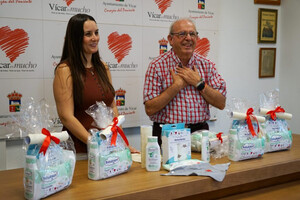 Vícar da la bienvenida a recién nacidos con un kit especial y carta de derechos