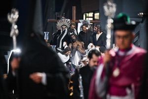 La Corporación municipal procesiona junto a la Hermandad del Sepulcro este Viernes Santo
