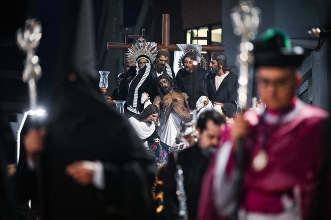 La Corporación municipal procesiona junto a la Hermandad del Sepulcro este Viernes Santo