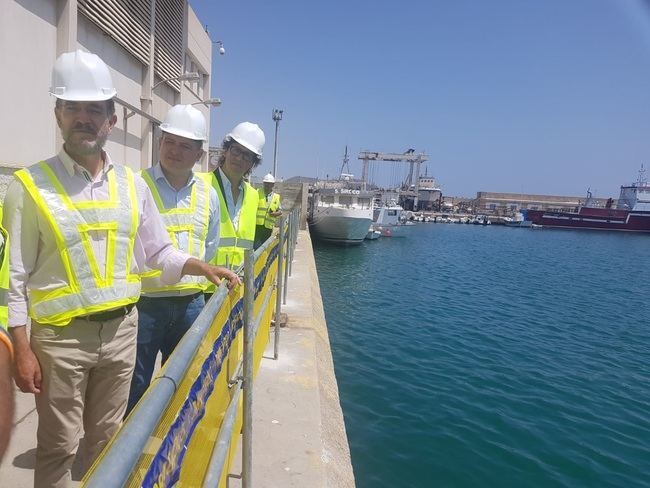 La Junta inicia las obras de emergencia para reparar el muelle de la lonja de Carboneras