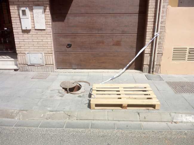 El PSOE solicita que el Ayuntamiento arregle una arqueta en mal estado desde enero