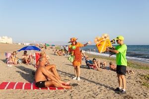 Turistas de El Toyo conocen la candidatura de Almería 2019 con los Embajadores Playeros