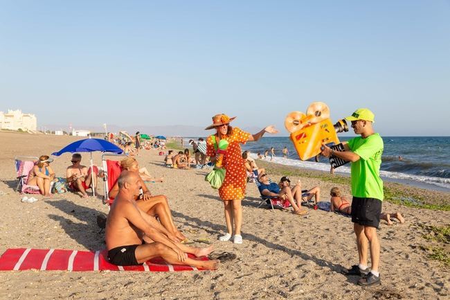 Turistas de El Toyo conocen la candidatura de Almería 2019 con los Embajadores Playeros