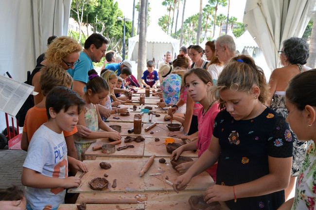 ‘Alfaralmería’ acerca la artesanía del barro a través de talleres para niños y adultos