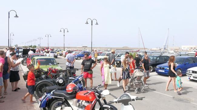 Un domingo de vehículos clásicos en Adra