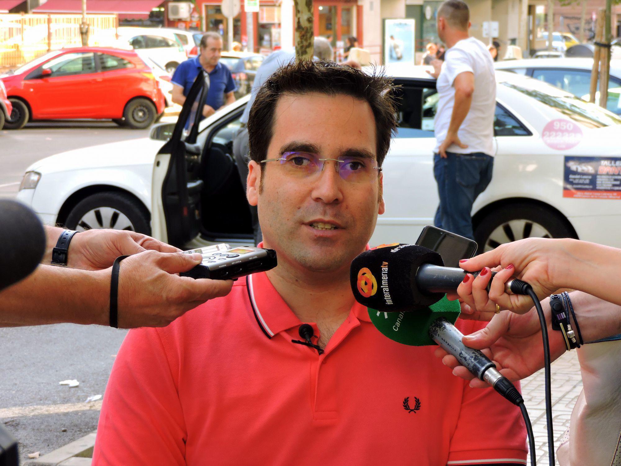 El PSOE reclama al PP toldos en las paradas de taxi