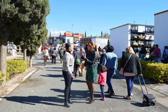Los cementerios reciben este viernes a miles de almerienses