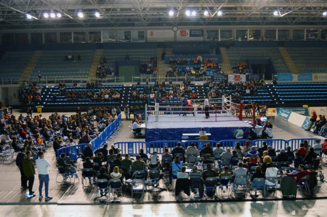 Mil personas llevan a la victoria a José Sánchez en una espectacular velada solidaria de boxeo