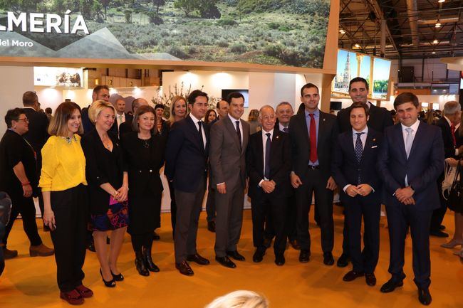 El presidente de la Junta visita el espacio de El Ejido en FITUR’19