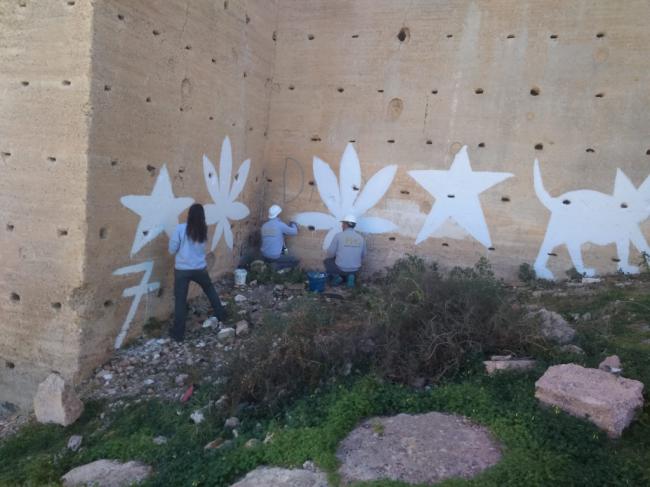Comienza la eliminación de las pintadas de las Murallas del Cerro de San Cristóbal