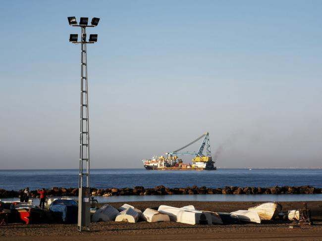 El Saipem 3000 abandona el Puerto de Almería tras casi tres meses de mantenimiento