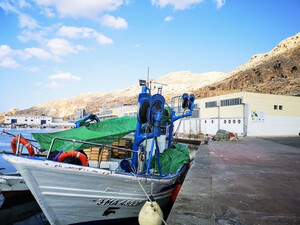 40 barcos ilegales arrasan el mar de Alborán