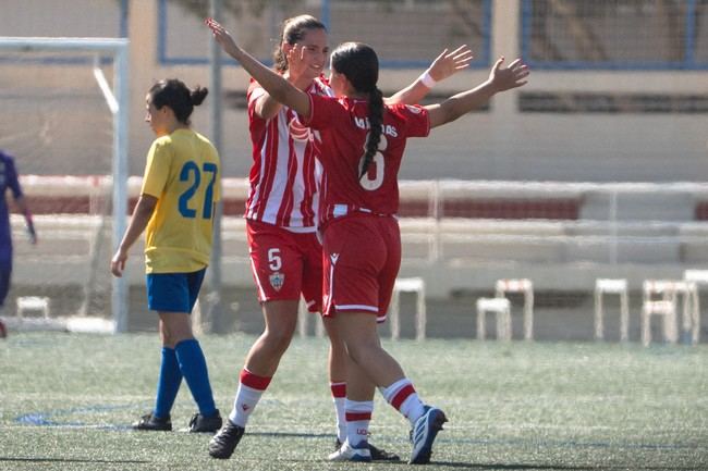 Almería remonta y se acerca al liderato