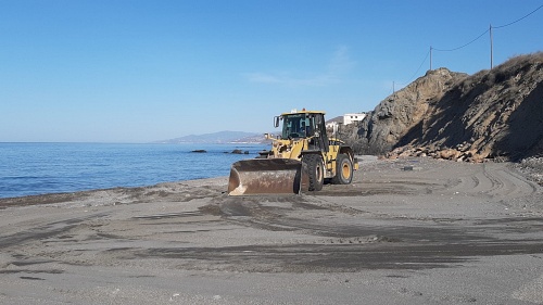 Adra pone sus playas a punto