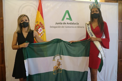 La delegada del Gobierno andaluz recibe a la almeriense Miss World Spain