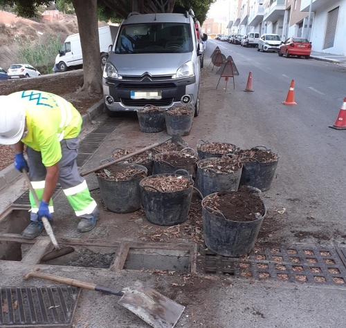 El Ayuntamiento de Adra refuerza la limpieza de imbornales