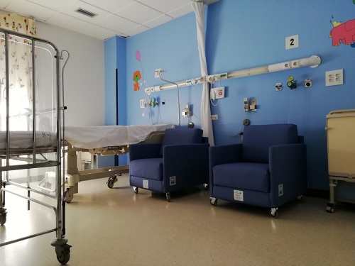 La Fundación El Gancho Infantil dona 33 ‘Sillones Azules’ al Hospital de Poniente