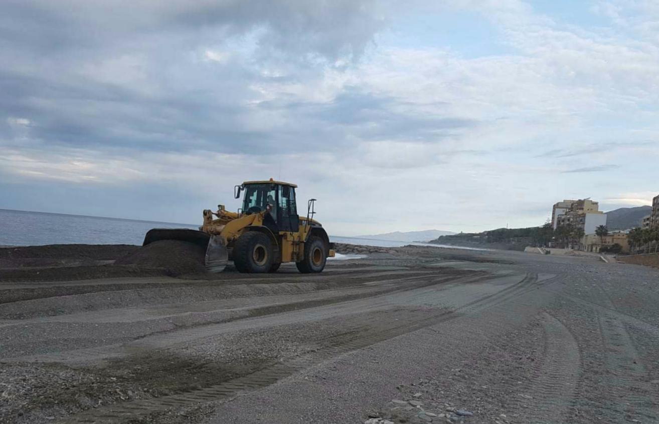 El Ayuntamiento de Adra intensifica el acondicionamiento de las playas