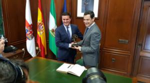 Moreno se convierte en el primer presidente de la Junta que visita la Diputación en 14 años
