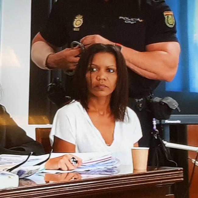 Ana Julia echa sus primeras lágrimas en cuanto entra el jurado a la sala