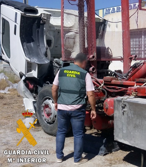 Roban dos baterías de camión, una de coche, una máquina de coser industrial y cien litros de gasoil
